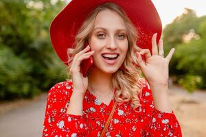 aantrekkelijk elegant blond glimlachen vrouw in rietje rood hoed en blouse zomer mode foto