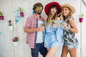 jong hipster bedrijf van vrienden Aan vakantie foto