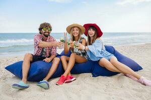 jong hipster bedrijf van vrienden Aan vakantie foto