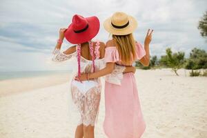 elegant mooi Dames Aan zomer vakantie Aan tropisch strand foto