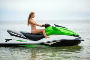 sexy vrouw in bikini Aan water scooter in zee zomer stijl foto