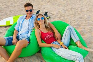 jong glimlachen paar hebben pret Aan strand ontspannende foto