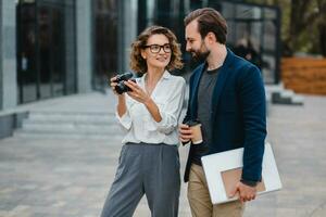 Mens en vrouw bedrijf partners werken samen in park foto