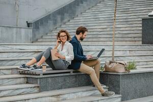 Mens en vrouw bedrijf partners werken samen in park foto