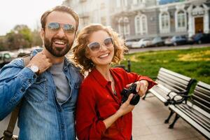 Mens en vrouw Aan romantisch vakantie wandelen samen foto