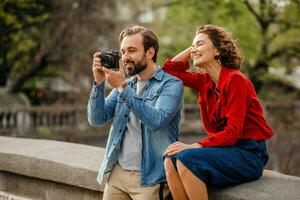 Mens en vrouw Aan romantisch vakantie wandelen samen foto