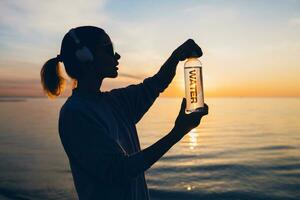 vrouw Bij zee Holding fles van water foto