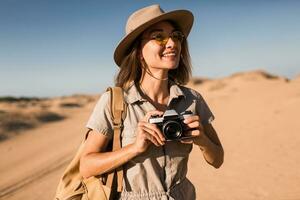 vrouw in woestijn wandelen Aan safari foto