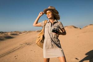 vrouw in woestijn wandelen Aan safari foto