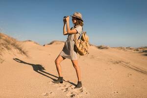 vrouw in woestijn wandelen Aan safari foto