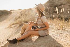 vrouw in woestijn wandelen Aan safari foto