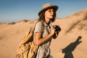 vrouw in woestijn wandelen Aan safari foto