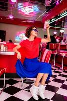 elegant glimlachen vrouw in retro wijnoogst cafe foto