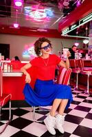 elegant glimlachen vrouw in retro wijnoogst cafe foto