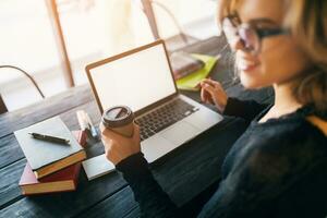 jong vrouw werken Aan laptop in samenwerken kantoor foto