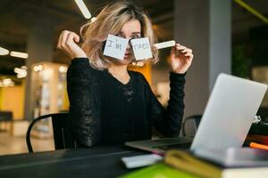 jong vrouw werken Aan laptop in samenwerken kantoor foto