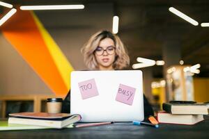 jong vrouw werken Aan laptop in samenwerken kantoor foto