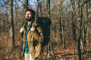 jong hipster Mens op reis met rugzak in voorjaar herfst Woud foto