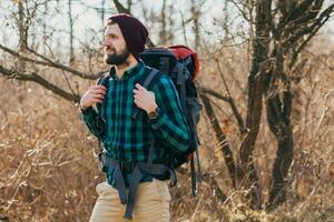 jong hipster Mens op reis met rugzak in voorjaar herfst Woud foto