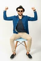 jong knap hipster Mens elegant kleding, denim overhemd foto