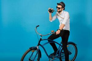 jong knap glimlachen gelukkig Mens op reis Aan hipster fiets foto