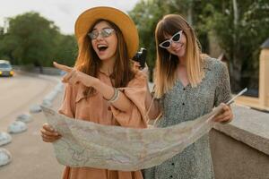 elegant jong Dames op reis samen zomer mode stijl jurken foto