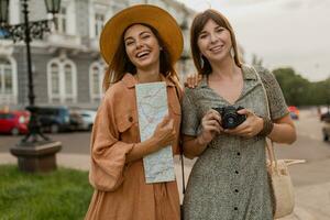 elegant jong Dames op reis samen zomer mode stijl jurken foto