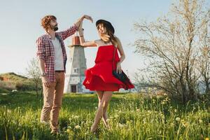 jong elegant paar in liefde in platteland, indie hipster Boheems stijl foto