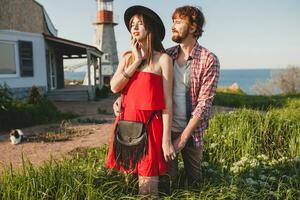 jong elegant paar in liefde in platteland, indie hipster Boheems stijl foto