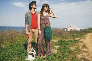 jong elegant hipster paar in liefde wandelen met hond in platteland foto