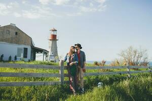 jong elegant hipster paar in liefde wandelen in platteland foto