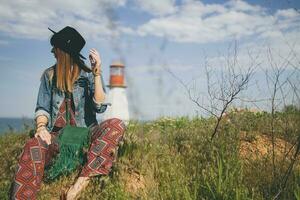 jong vrouw in natuur, Boheems kleding, denim jasje foto