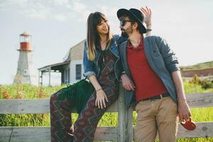 romantisch jong hipster paar indie stijl in liefde wandelen in platteland foto