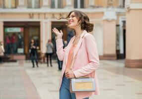 aantrekkelijk elegant vrouw straat mode foto