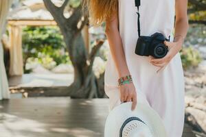 jong natuurlijk mooi vrouw in pale gewaad, tropisch vakantie foto