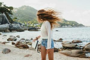 jong mooi hipster vrouw Aan zomer vakantie foto