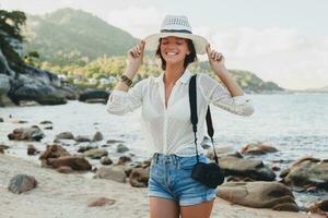 jong mooi hipster vrouw Aan zomer vakantie foto