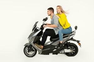 jong aantrekkelijk paar rijden een elektrisch motor scooter gelukkig hebben pret samen foto