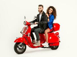 jong aantrekkelijk paar rijden een elektrisch motor scooter gelukkig hebben pret samen foto