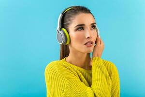 elegant jong vrouw Holding luisteren naar muziek- in hoofdtelefoons foto