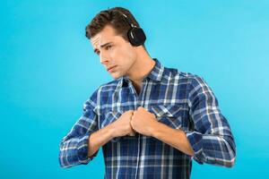 elegant jong Mens luisteren naar muziek- Aan draadloze hoofdtelefoons foto