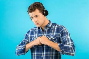 elegant jong Mens luisteren naar muziek- Aan draadloze hoofdtelefoons foto