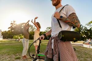 bedrijf van vrienden hebben pret samen in park luisteren naar muziek- foto