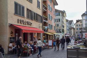 mensen en historische gebouwen in Zürich, Zwitserland, 17 juni 2016. foto