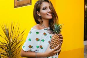 aantrekkelijk glimlachen vrouw Aan vakantie Holding ananas foto