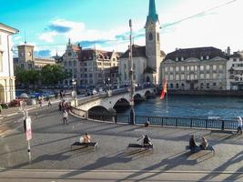 een uitzicht op de rivier de limago en de historische gebouwen in de ochtend in Zürich, Zwitserland op 17 juni 2016. foto