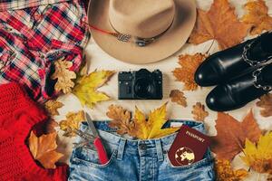 vlak leggen van vrouw stijl en accessoires, herfst mode tendens, visie van bovenstaande, reiziger kleding foto