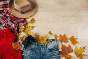 vlak leggen van vrouw stijl en accessoires, herfst mode tendens, visie van bovenstaande, reiziger kleding foto