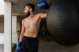 aantrekkelijk knap Mens zonder shirt met atletisch sterk lichaam Aan ochtend- geschiktheid training oefening foto