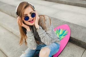 jong hipster vrouw in straat foto